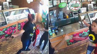 VIDEO VIRAL: Trabajadora de Subway pelea y desarma a asaltante; sus jefes la suspenden