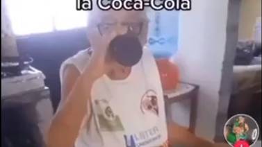 VIDEO: Señora diabética se hace viral por tomar Coca-Cola con amor