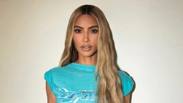 Kim Kardashian luce moderno outfit en redes 
