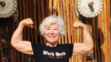 Señora de 73 años vence la depresión y se vuelve influencer fitness