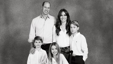 Príncipe William y Kate Middlenton comparten fotografía familiar y desatan polémica