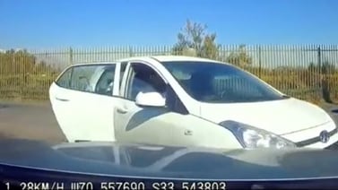 VIDEO VIRAL: Así reaccionó este conductor al darse cuenta de que lo iban a saltar 