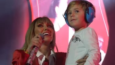 Anahí comparte el escenario con su hijo durante concierto de RBD