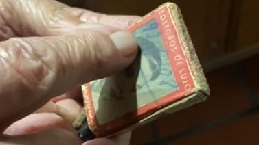 Abuelo conserva por 70 años la caja de fósforos donde su esposa le dio su número