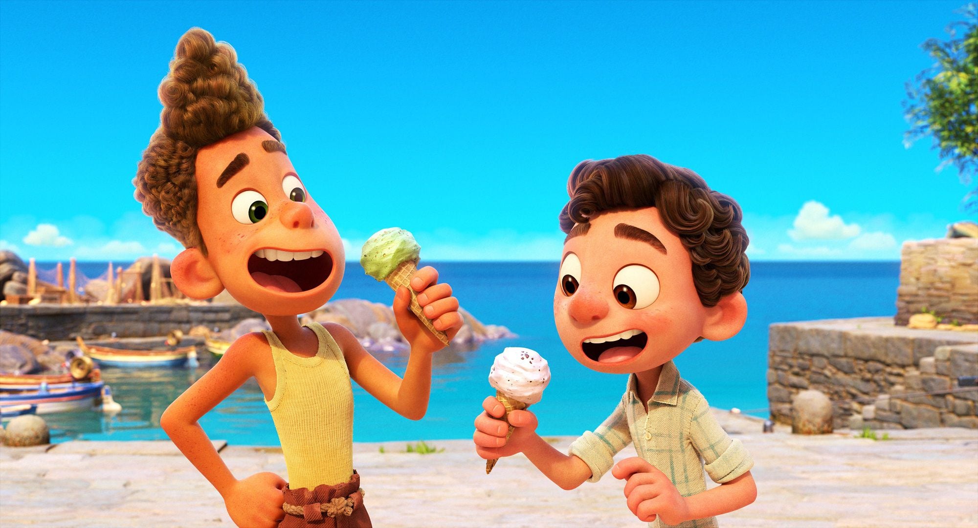 Fotografía cedida por Disney y Pixar donde aparecen los personajes Luca Paguro (d) y Alberto Scorfano (i), durante una escena de la cinta de animación "Luca" que se lanzará a través de la plataforma Disney+ el 28 de junio y será el único estreno que no irá acompañado de un pago añadido. Un verano eterno, la costa italiana, vespas, 'gelatos' y dos amigos que comparten un secreto son los ingredientes de "Luca", la nueva película de Pixar que este viernes toma el relevo a la oscarizada "Soul" con un estreno en la plataforma Disney+. EFE/ Disney/pixar