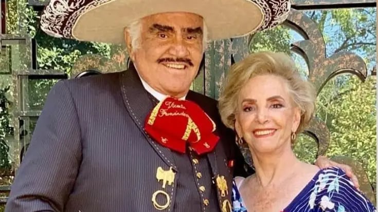 Viuda de Vicente Fernández dice que se le aparece el fantasma de su difunto esposo