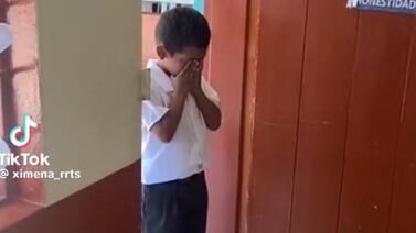 Niño es sorprendido por sus compañeros de clase en su cumpleaños