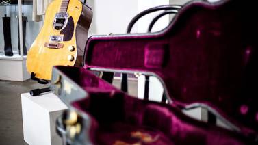 Guitarra de Kurt Cobain que tocó en "MTV Unplugged" supera el mdd en subasta
