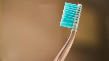 Hombre se traga su cepillo de dientes por error en la India