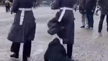 VIDEO VIRAL: Guardias ingléses tiran a niño que se les atravesó en su marcha