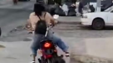 TikTok: Joven se cae de su moto saliendo de la agencia