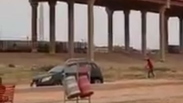 VIDEO: Con el muro en medio, agente de la Patrulla Fronteriza juega "tochito" con niño mexicano