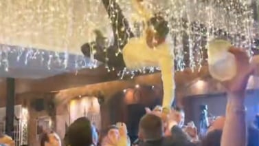 VIDEO VIRAL: Jóvenes tiran la decoración de una boda por “celebrar de más”