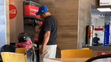 VIDEO VIRAL: Sorprenden a sujeto llenando botella en el dispensador de sodas