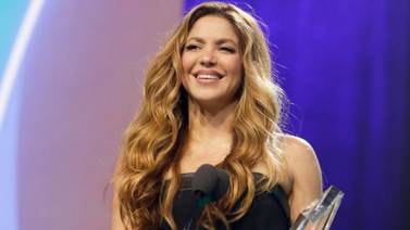 Shakira rompe las redes sociales con sensual minivestido en los premios Billboard