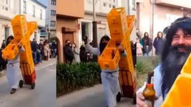 Hombre se viste como Jesús y hace su cruz con cajas de cervezas 
