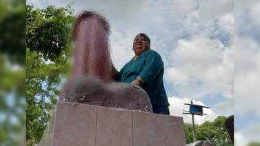 Construyen estatua de pene gigante en la tumba de una mujer mexicana