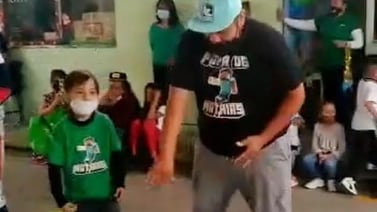Papá saca sus mejores pasos de baile durante celebración del Día del Padre en escuela de su hijo