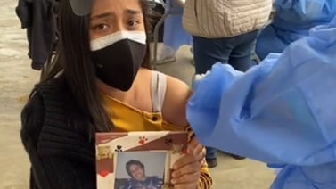 Cargando una foto, joven rinde tributo a su abuelita tras vacunarse contra la Covid-19 