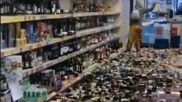 VIDEO VIRAL: Mujer enloquece y rompe 500 botellas de licor en supermercado