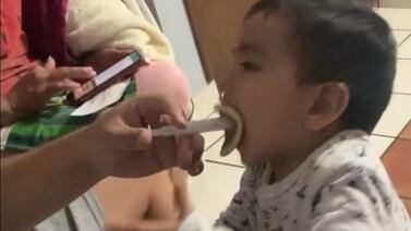 Padre engaña a su hijo con un hotcake para hacerlo tomar su medicina