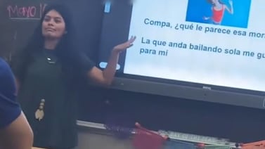 Maestra de español enseña en Estados Unidos con canción de Peso Pluma como ejemplo
