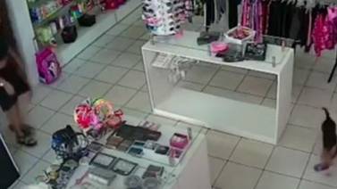 VIDEO VIRAL: Perrito de la calle se roba un peluche de una tienda