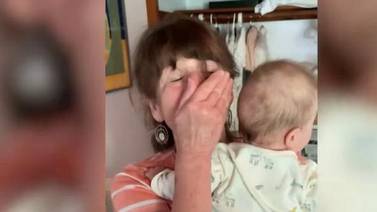 Abuela conoce a su nieta después de 5 meses y su reacción es conmovedora  