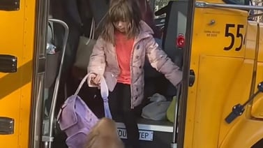 Perrito ayuda a su pequeña dueña a cargar su mochila al regresar de la escuela
