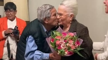 Abuelito le lleva serenata a su esposa para festejar su cumpleaños 