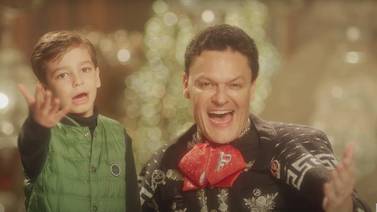 Pedro Fernández y su nieto enternecen al cantar “Feliz Navidad Amor”