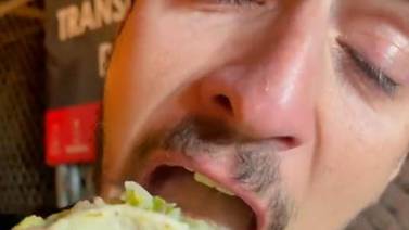 Extranjero llora de felicidad al comer tacos por primera vez en su vida