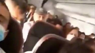 Así reaccionaron los pasajeros de un avión al enterarse que la llanta delantera había estallado