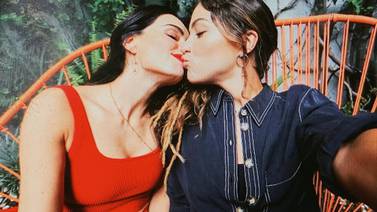 Ana de la Reguera y Paulina Dávila se dan tremendo beso para festejar el mes del Orgullo LGBT+