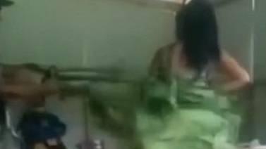 VIDEO VIRAL: Semidesnuda, mujer es golpeada con ramas por serle infiel a su marido