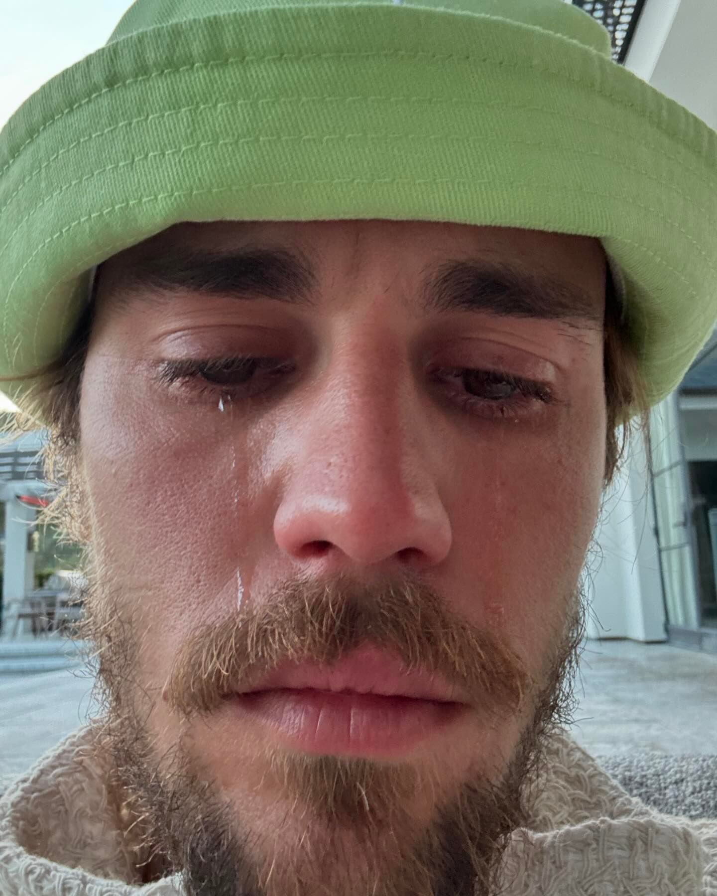Justin Bieber compartió fotografía donde aparece llorando
