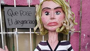 Laura Bozzo aparece en Reynosa, ¡pero convertida en piñata! 
