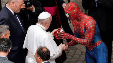 "Spider- Man" visita al Papa Francisco en el Vaticano y le regala una máscara