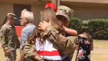 Niña vuelve a ver a su padre militar después de 9 meses y no puede evitar llorar 
