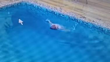 Viral: Bebé a punto de ahogarse es rescatada por su padre tras meterse a una alberca