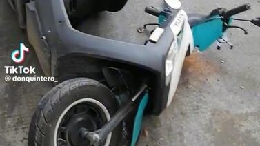 Joven se cae de su moto por unas cáscaras de plátano: “Jugar Mario Kart no me sirvió de nada”