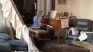 Mujer toca el piano en su casa destruida tras explosión en Beirut