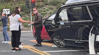 Arnold Schwarzenegger sufre accidente de tráfico y una mujer resulta herida