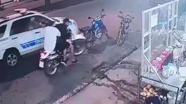 VIDEO VIRAL: Policía atrapa a ladrones que acababan de asaltar un puesto
