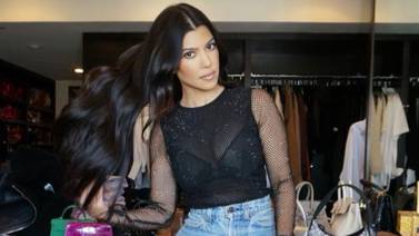 Kourtney Kardashian impacta en atuendos rosas
