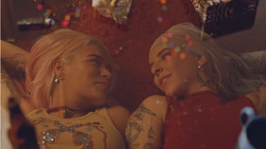 Karol G y Young Miko levantan la voz por el amor con conmovedor video musical