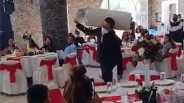 VIDEO VIRAL: ¡Insólito! Invitado le regala un tanque de gas a recién casados en su boda