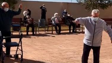 VIDEO VIRAL: Abuelitos bailan de alegría en asilo ¡porque ya los vacunaron!
