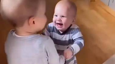 VIDEO VIRAL: Niño le ayuda a su hermano menor a dar sus primeros pasos 