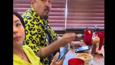 Tachan de "tacaños" a la familia Aguilar por dejar poca propina en un restaurante